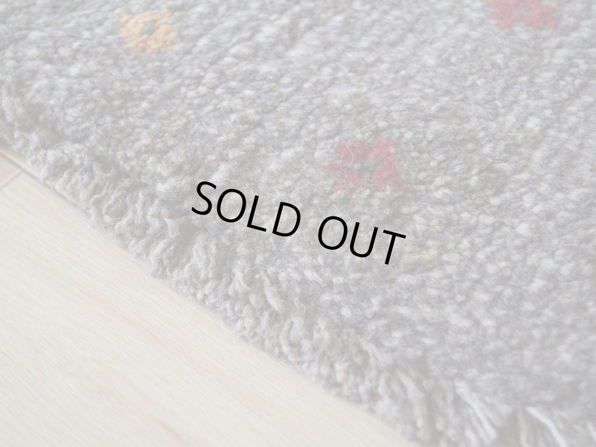 画像19: 新品 ペルシャ ギャッベ 足元マット 玄関マット ミニ サイズ 56 × 34 cm No.1312 小判型 楕円形 肉厚 天然 草木染 ウール ギャベ 手織り ハンドメイド ラグ 絨毯 カーペット グレー ベージュ 原毛系 花 柄 n-1312-5634h41-91 (19)