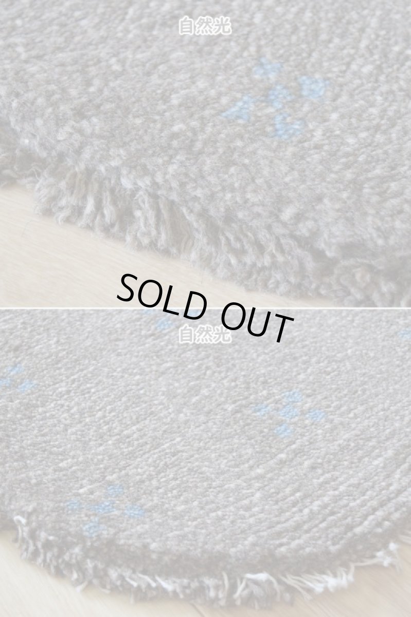 画像7: 新品 ペルシャ ギャッベ 足元マット 玄関マット ミニ サイズ 61 × 35 cm No.1321 小判型 楕円形 肉厚 天然 草木染 ウール ギャベ 手織り ハンドメイド ラグ 絨毯 カーペット グレー ベージュ 原毛系 青 花 柄 n-1321-6135h41-91 (7)