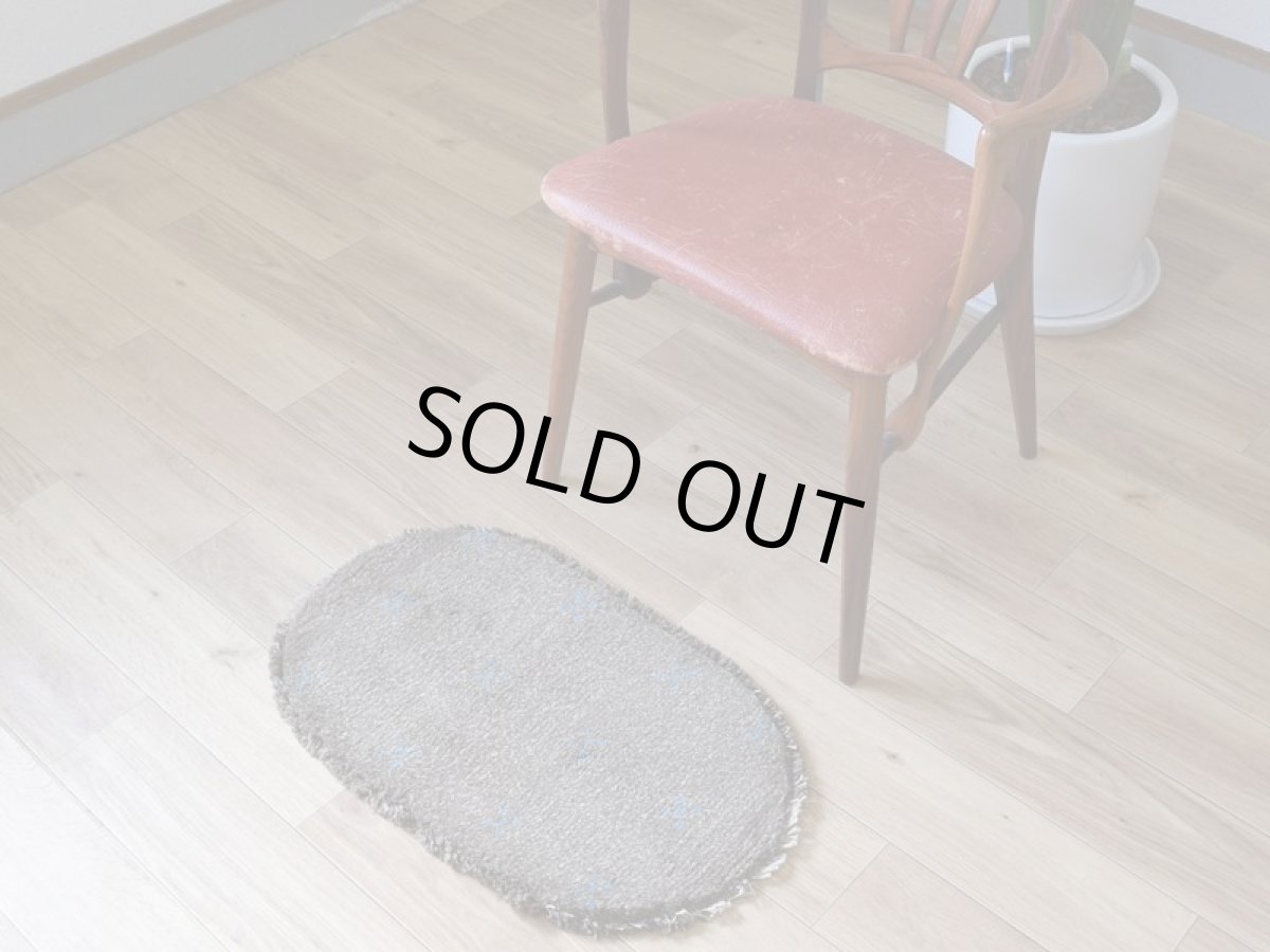 画像3: 新品 ペルシャ ギャッベ 足元マット 玄関マット ミニ サイズ 61 × 35 cm No.1321 小判型 楕円形 肉厚 天然 草木染 ウール ギャベ 手織り ハンドメイド ラグ 絨毯 カーペット グレー ベージュ 原毛系 青 花 柄 n-1321-6135h41-91 (3)