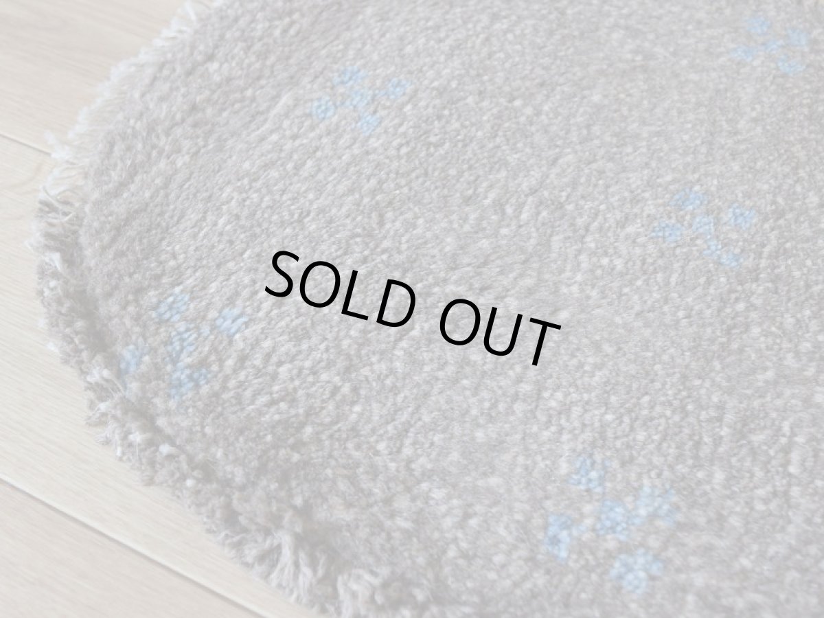 画像12: 新品 ペルシャ ギャッベ 足元マット 玄関マット ミニ サイズ 61 × 35 cm No.1321 小判型 楕円形 肉厚 天然 草木染 ウール ギャベ 手織り ハンドメイド ラグ 絨毯 カーペット グレー ベージュ 原毛系 青 花 柄 n-1321-6135h41-91 (12)