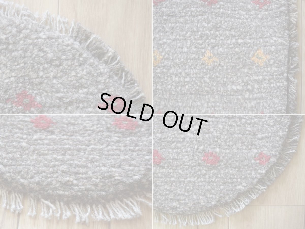 画像8: 新品 ペルシャ ギャッベ 足元マット 玄関マット ミニ サイズ 56 × 34 cm No.1312 小判型 楕円形 肉厚 天然 草木染 ウール ギャベ 手織り ハンドメイド ラグ 絨毯 カーペット グレー ベージュ 原毛系 花 柄 n-1312-5634h41-91 (8)