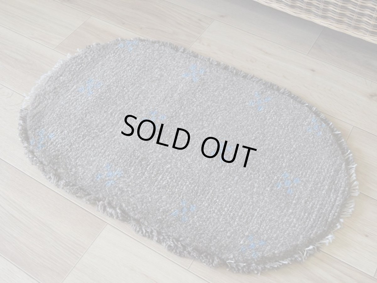 画像11: 新品 ペルシャ ギャッベ 足元マット 玄関マット ミニ サイズ 61 × 35 cm No.1321 小判型 楕円形 肉厚 天然 草木染 ウール ギャベ 手織り ハンドメイド ラグ 絨毯 カーペット グレー ベージュ 原毛系 青 花 柄 n-1321-6135h41-91 (11)