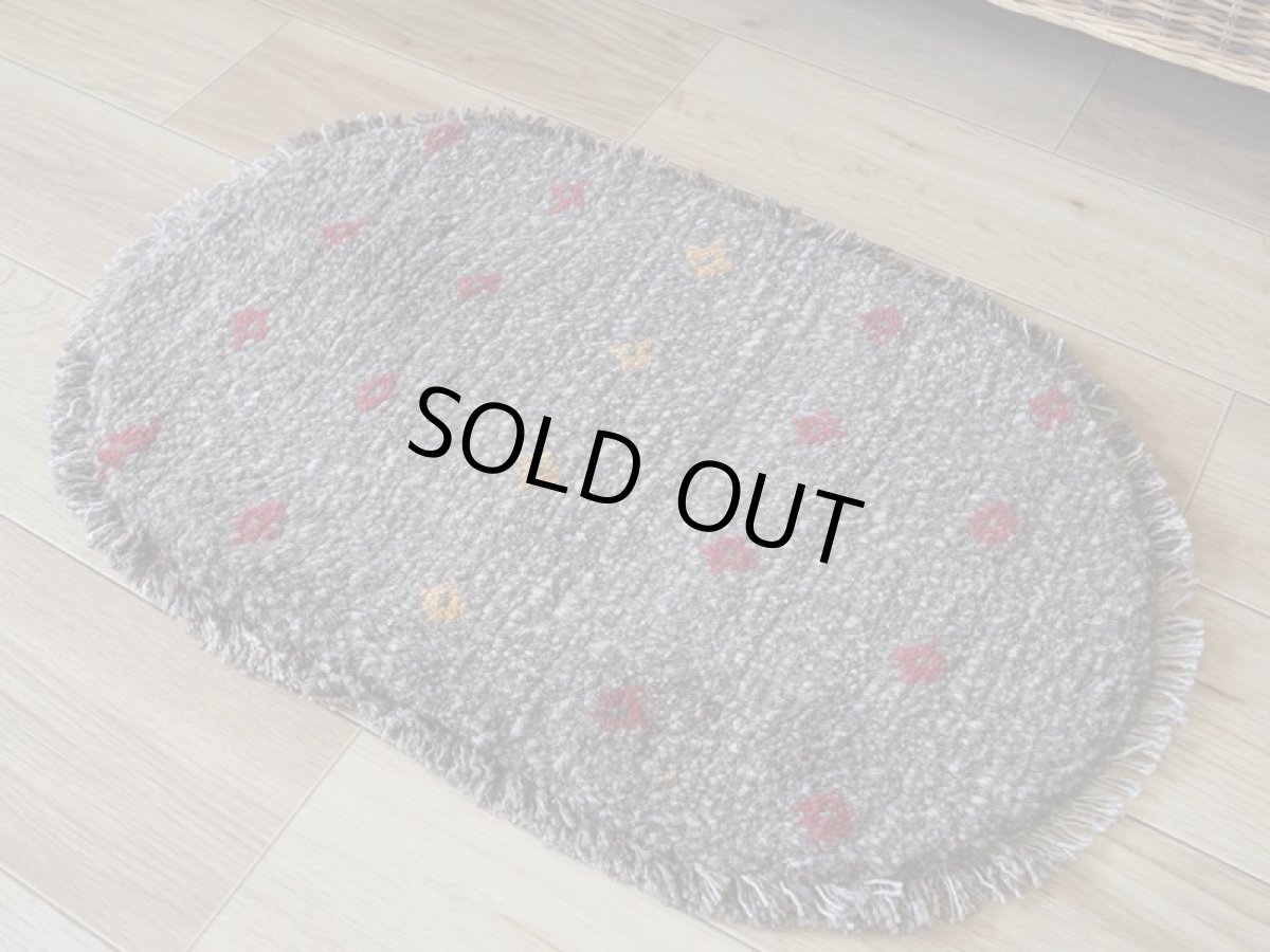 画像13: 新品 ペルシャ ギャッベ 足元マット 玄関マット ミニ サイズ 56 × 34 cm No.1312 小判型 楕円形 肉厚 天然 草木染 ウール ギャベ 手織り ハンドメイド ラグ 絨毯 カーペット グレー ベージュ 原毛系 花 柄 n-1312-5634h41-91 (13)