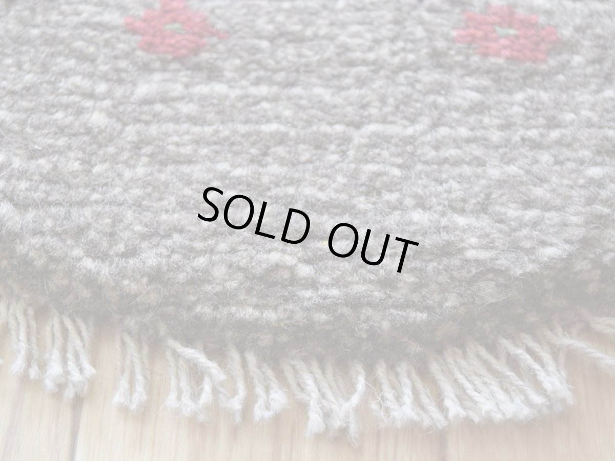 画像15: 新品 ペルシャ ギャッベ 足元マット 玄関マット ミニ サイズ 56 × 34 cm No.1312 小判型 楕円形 肉厚 天然 草木染 ウール ギャベ 手織り ハンドメイド ラグ 絨毯 カーペット グレー ベージュ 原毛系 花 柄 n-1312-5634h41-91 (15)