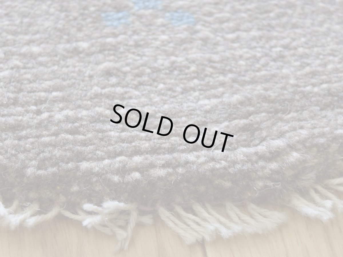 画像15: 新品 ペルシャ ギャッベ 足元マット 玄関マット ミニ サイズ 61 × 35 cm No.1321 小判型 楕円形 肉厚 天然 草木染 ウール ギャベ 手織り ハンドメイド ラグ 絨毯 カーペット グレー ベージュ 原毛系 青 花 柄 n-1321-6135h41-91 (15)