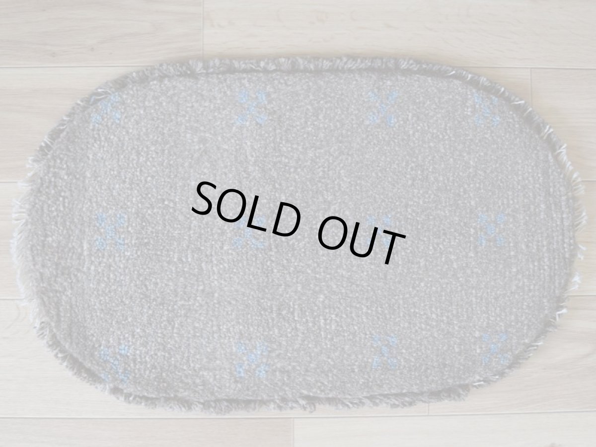 画像18: 新品 ペルシャ ギャッベ 足元マット 玄関マット ミニ サイズ 61 × 35 cm No.1321 小判型 楕円形 肉厚 天然 草木染 ウール ギャベ 手織り ハンドメイド ラグ 絨毯 カーペット グレー ベージュ 原毛系 青 花 柄 n-1321-6135h41-91 (18)