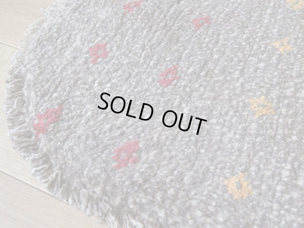 画像18: 新品 ペルシャ ギャッベ 足元マット 玄関マット ミニ サイズ 56 × 34 cm No.1312 小判型 楕円形 肉厚 天然 草木染 ウール ギャベ 手織り ハンドメイド ラグ 絨毯 カーペット グレー ベージュ 原毛系 花 柄 n-1312-5634h41-91 (18)