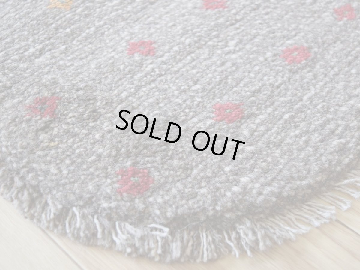 画像14: 新品 ペルシャ ギャッベ 足元マット 玄関マット ミニ サイズ 56 × 34 cm No.1312 小判型 楕円形 肉厚 天然 草木染 ウール ギャベ 手織り ハンドメイド ラグ 絨毯 カーペット グレー ベージュ 原毛系 花 柄 n-1312-5634h41-91 (14)