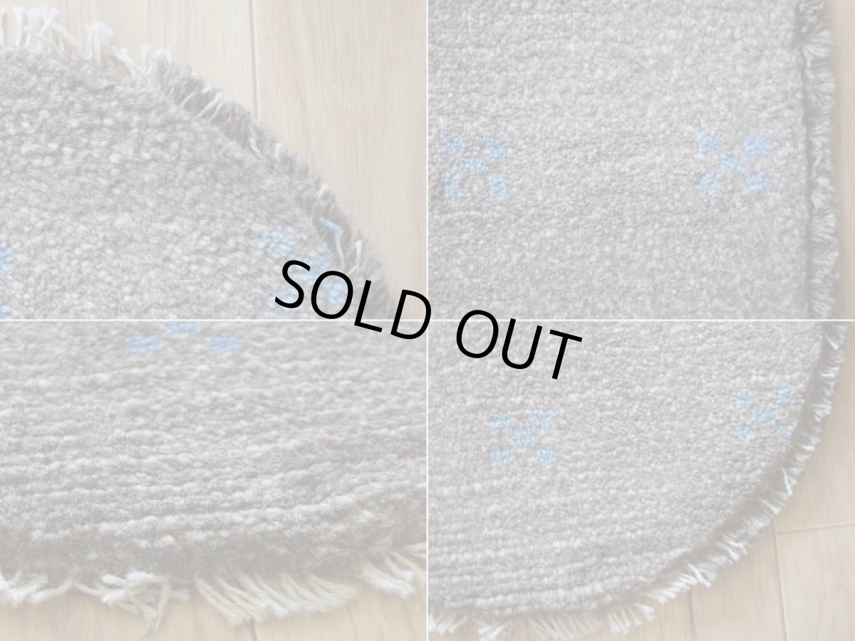 画像8: 新品 ペルシャ ギャッベ 足元マット 玄関マット ミニ サイズ 61 × 35 cm No.1321 小判型 楕円形 肉厚 天然 草木染 ウール ギャベ 手織り ハンドメイド ラグ 絨毯 カーペット グレー ベージュ 原毛系 青 花 柄 n-1321-6135h41-91 (8)