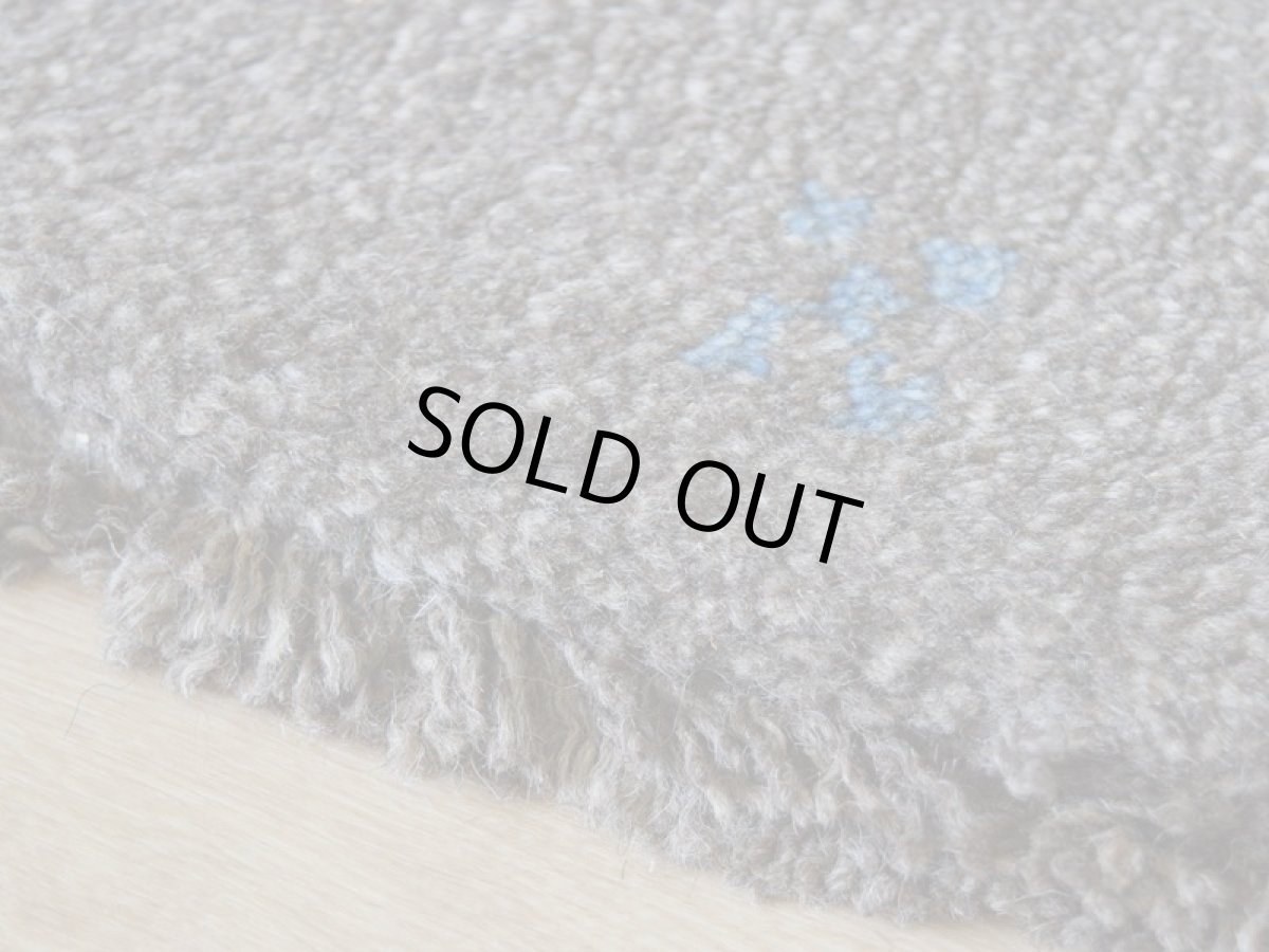 画像13: 新品 ペルシャ ギャッベ 足元マット 玄関マット ミニ サイズ 61 × 35 cm No.1321 小判型 楕円形 肉厚 天然 草木染 ウール ギャベ 手織り ハンドメイド ラグ 絨毯 カーペット グレー ベージュ 原毛系 青 花 柄 n-1321-6135h41-91 (13)