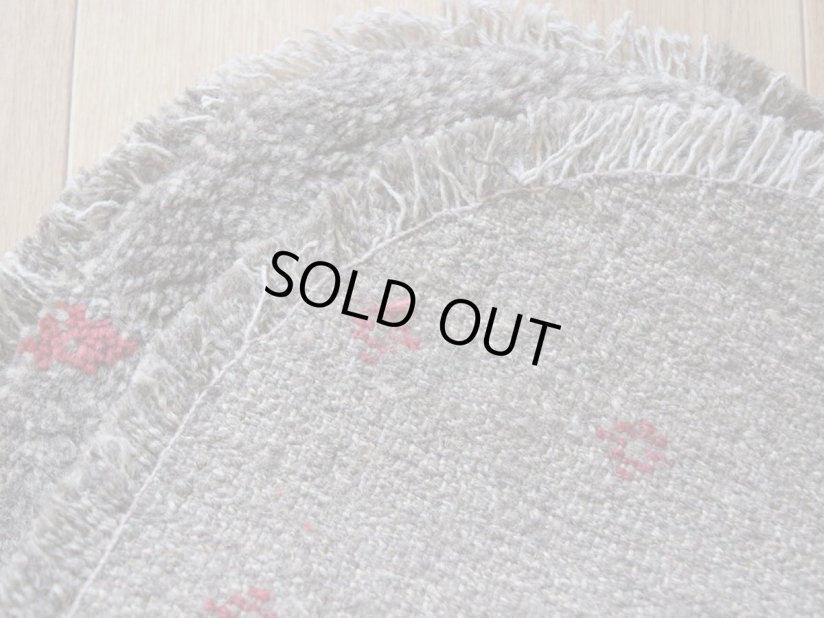 画像17: 新品 ペルシャ ギャッベ 足元マット 玄関マット ミニ サイズ 56 × 34 cm No.1312 小判型 楕円形 肉厚 天然 草木染 ウール ギャベ 手織り ハンドメイド ラグ 絨毯 カーペット グレー ベージュ 原毛系 花 柄 n-1312-5634h41-91 (17)