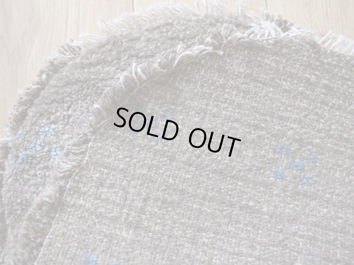 画像16: 新品 ペルシャ ギャッベ 足元マット 玄関マット ミニ サイズ 61 × 35 cm No.1321 小判型 楕円形 肉厚 天然 草木染 ウール ギャベ 手織り ハンドメイド ラグ 絨毯 カーペット グレー ベージュ 原毛系 青 花 柄 n-1321-6135h41-91 (16)