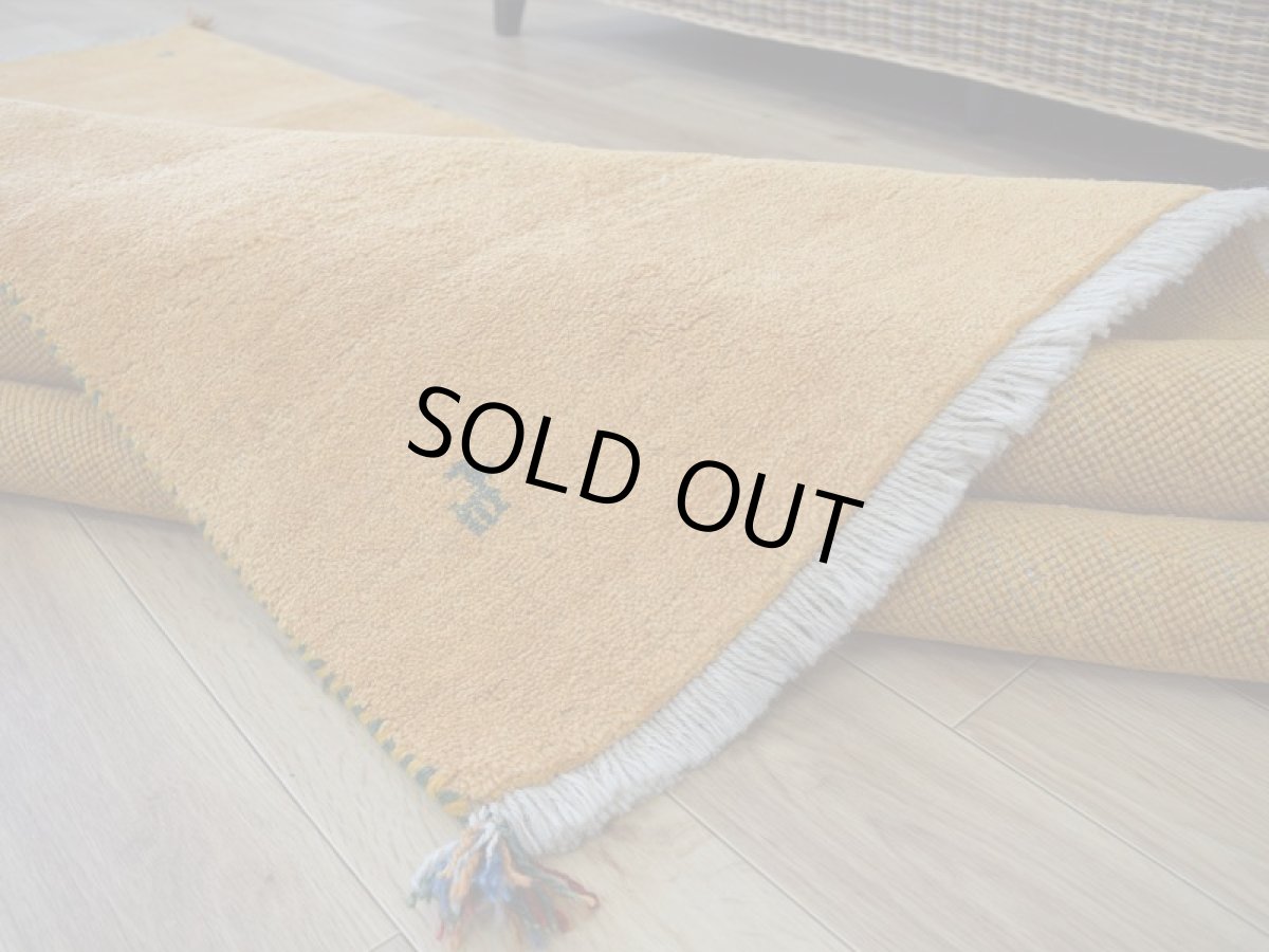 画像15: 新品 ペルシャ ギャッベ 縦2.5m 横1.8m 4.4㎡ 〜3帖 リビング ダイニング 2-3人掛けソファ サイズ 250 × 174 cm No.1476 天然 草木染 ウール ギャベ 手織り ハンドメイド ラグ 絨毯 カーペット リビングダイニングルームやベッドサイドに 黄色 レモンイエロー オレンジ 動物 柄 n-1476-250174s343-054 (15)