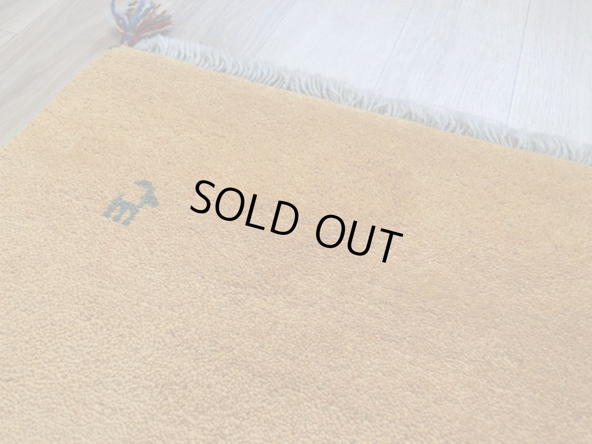 画像10: 新品 ペルシャ ギャッベ 縦2.5m 横1.8m 4.4㎡ 〜3帖 リビング ダイニング 2-3人掛けソファ サイズ 250 × 174 cm No.1476 天然 草木染 ウール ギャベ 手織り ハンドメイド ラグ 絨毯 カーペット リビングダイニングルームやベッドサイドに 黄色 レモンイエロー オレンジ 動物 柄 n-1476-250174s343-054 (10)