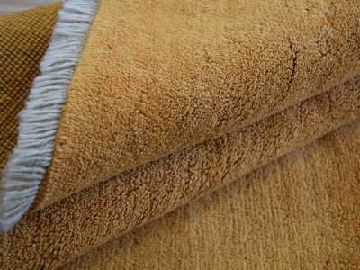 画像2: 新品 ペルシャ ギャッベ 縦2.5m 横1.8m 4.4㎡ 〜3帖 リビング ダイニング 2-3人掛けソファ サイズ 250 × 174 cm No.1476 天然 草木染 ウール ギャベ 手織り ハンドメイド ラグ 絨毯 カーペット リビングダイニングルームやベッドサイドに 黄色 レモンイエロー オレンジ 動物 柄 n-1476-250174s343-054