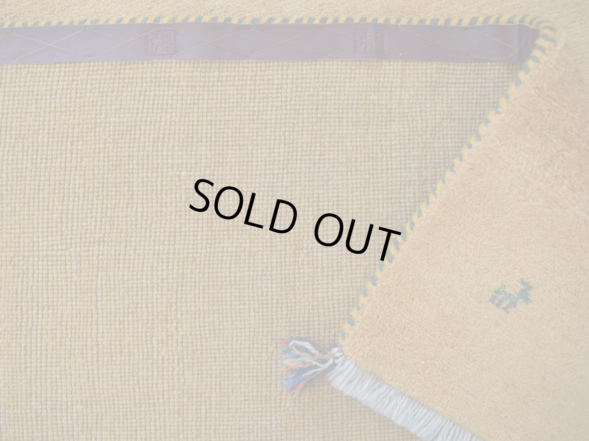 画像16: 新品 ペルシャ ギャッベ 縦2.5m 横1.8m 4.4㎡ 〜3帖 リビング ダイニング 2-3人掛けソファ サイズ 250 × 174 cm No.1476 天然 草木染 ウール ギャベ 手織り ハンドメイド ラグ 絨毯 カーペット リビングダイニングルームやベッドサイドに 黄色 レモンイエロー オレンジ 動物 柄 n-1476-250174s343-054 (16)