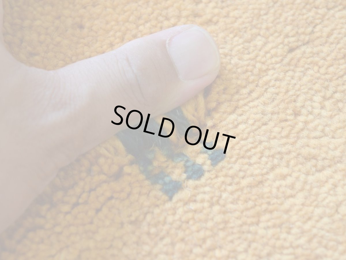 画像11: 新品 ペルシャ ギャッベ 縦2.5m 横1.8m 4.4㎡ 〜3帖 リビング ダイニング 2-3人掛けソファ サイズ 250 × 174 cm No.1476 天然 草木染 ウール ギャベ 手織り ハンドメイド ラグ 絨毯 カーペット リビングダイニングルームやベッドサイドに 黄色 レモンイエロー オレンジ 動物 柄 n-1476-250174s343-054 (11)