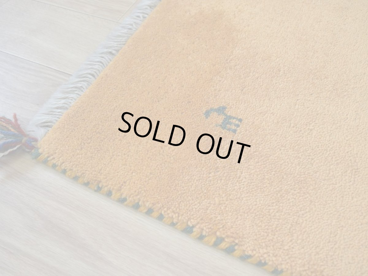 画像12: 新品 ペルシャ ギャッベ 縦2.5m 横1.8m 4.4㎡ 〜3帖 リビング ダイニング 2-3人掛けソファ サイズ 250 × 174 cm No.1476 天然 草木染 ウール ギャベ 手織り ハンドメイド ラグ 絨毯 カーペット リビングダイニングルームやベッドサイドに 黄色 レモンイエロー オレンジ 動物 柄 n-1476-250174s343-054 (12)