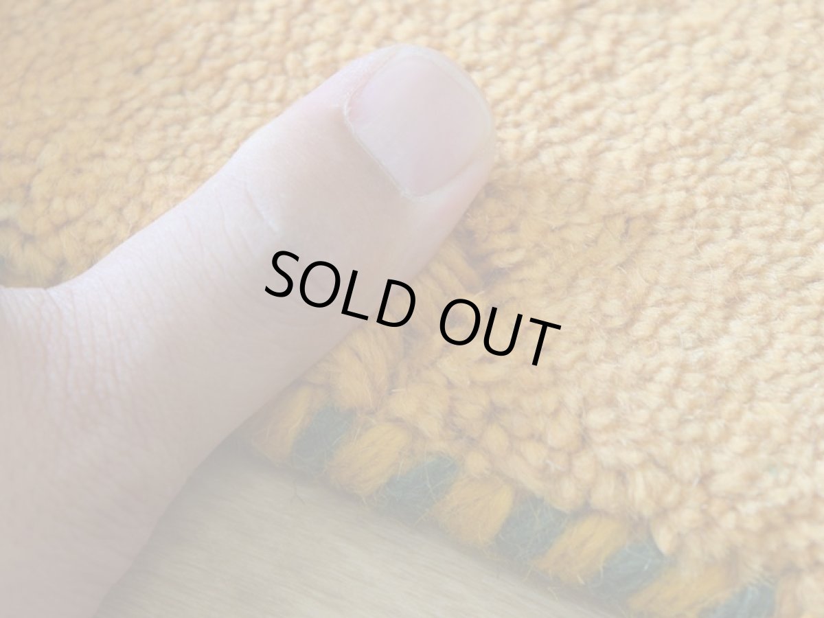 画像13: 新品 ペルシャ ギャッベ 縦2.5m 横1.8m 4.4㎡ 〜3帖 リビング ダイニング 2-3人掛けソファ サイズ 250 × 174 cm No.1476 天然 草木染 ウール ギャベ 手織り ハンドメイド ラグ 絨毯 カーペット リビングダイニングルームやベッドサイドに 黄色 レモンイエロー オレンジ 動物 柄 n-1476-250174s343-054 (13)