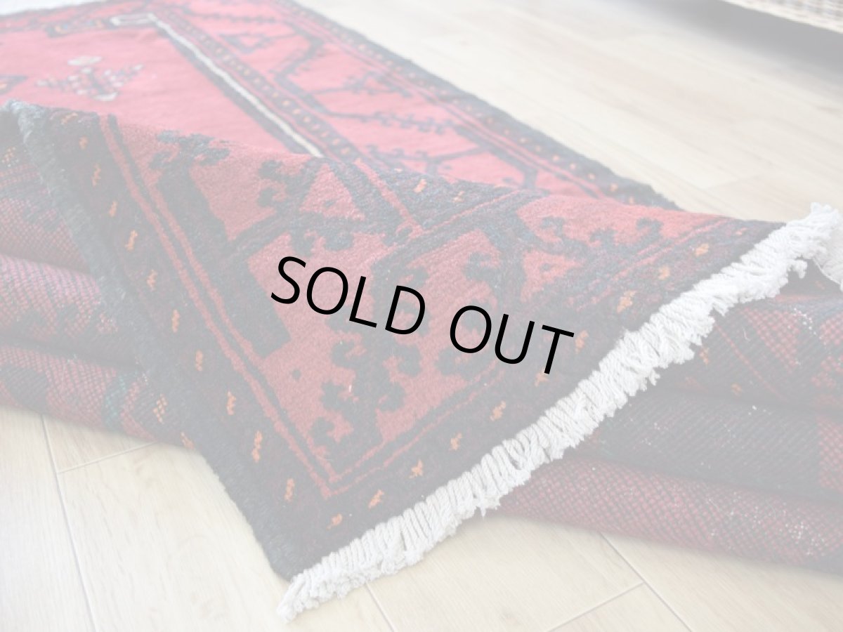 画像15: 良品 ペルシャ 部族絨毯 バルーチ 縦2.2m 横1.3m 3㎡ 2帖程度 リビング ダイニング 2-3人掛けソファ サイズ 215 x 130 cm No.R374 天然 ウール 手織り トライバル ラグ 敷物 マット カーペット 幾何学模様 ヴィンテージ ビンテージ  黒 ブラック 赤 レッド ベージュ b-r374-215130h021-651 (15)