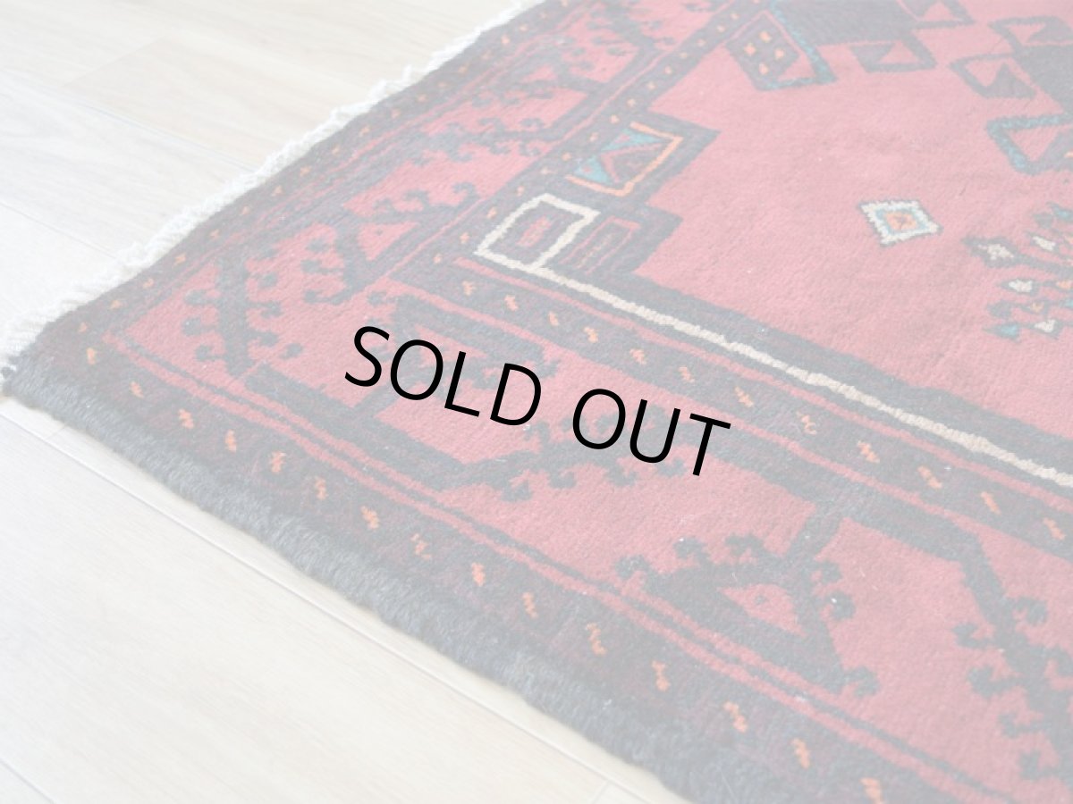 画像10: 良品 ペルシャ 部族絨毯 バルーチ 縦2.2m 横1.3m 3㎡ 2帖程度 リビング ダイニング 2-3人掛けソファ サイズ 215 x 130 cm No.R374 天然 ウール 手織り トライバル ラグ 敷物 マット カーペット 幾何学模様 ヴィンテージ ビンテージ  黒 ブラック 赤 レッド ベージュ b-r374-215130h021-651 (10)