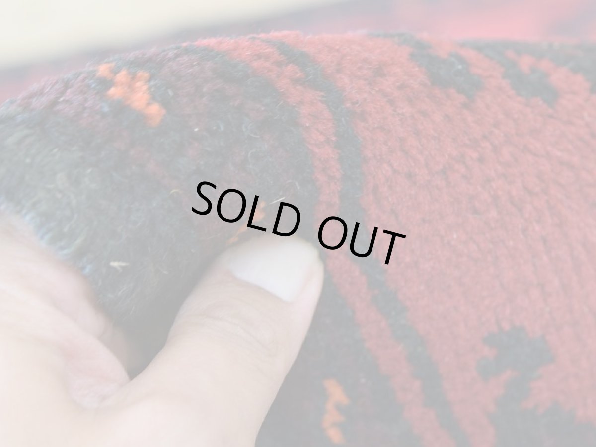 画像14: 良品 ペルシャ 部族絨毯 バルーチ 縦2.2m 横1.3m 3㎡ 2帖程度 リビング ダイニング 2-3人掛けソファ サイズ 215 x 130 cm No.R374 天然 ウール 手織り トライバル ラグ 敷物 マット カーペット 幾何学模様 ヴィンテージ ビンテージ  黒 ブラック 赤 レッド ベージュ b-r374-215130h021-651 (14)