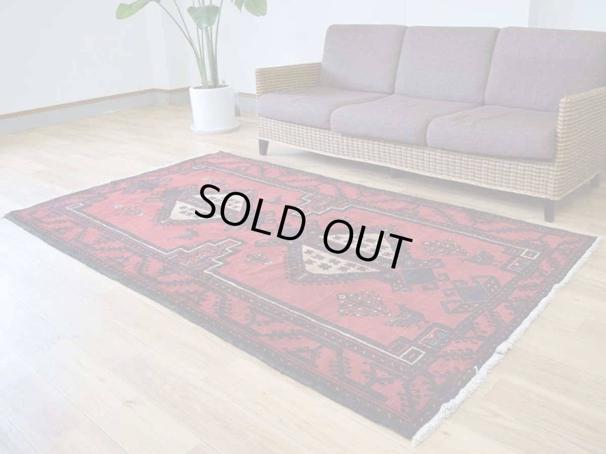 画像2: 良品 ペルシャ 部族絨毯 バルーチ 縦2.2m 横1.3m 3㎡ 2帖程度 リビング ダイニング 2-3人掛けソファ サイズ 215 x 130 cm No.R374 天然 ウール 手織り トライバル ラグ 敷物 マット カーペット 幾何学模様 ヴィンテージ ビンテージ  黒 ブラック 赤 レッド ベージュ b-r374-215130h021-651 (2)