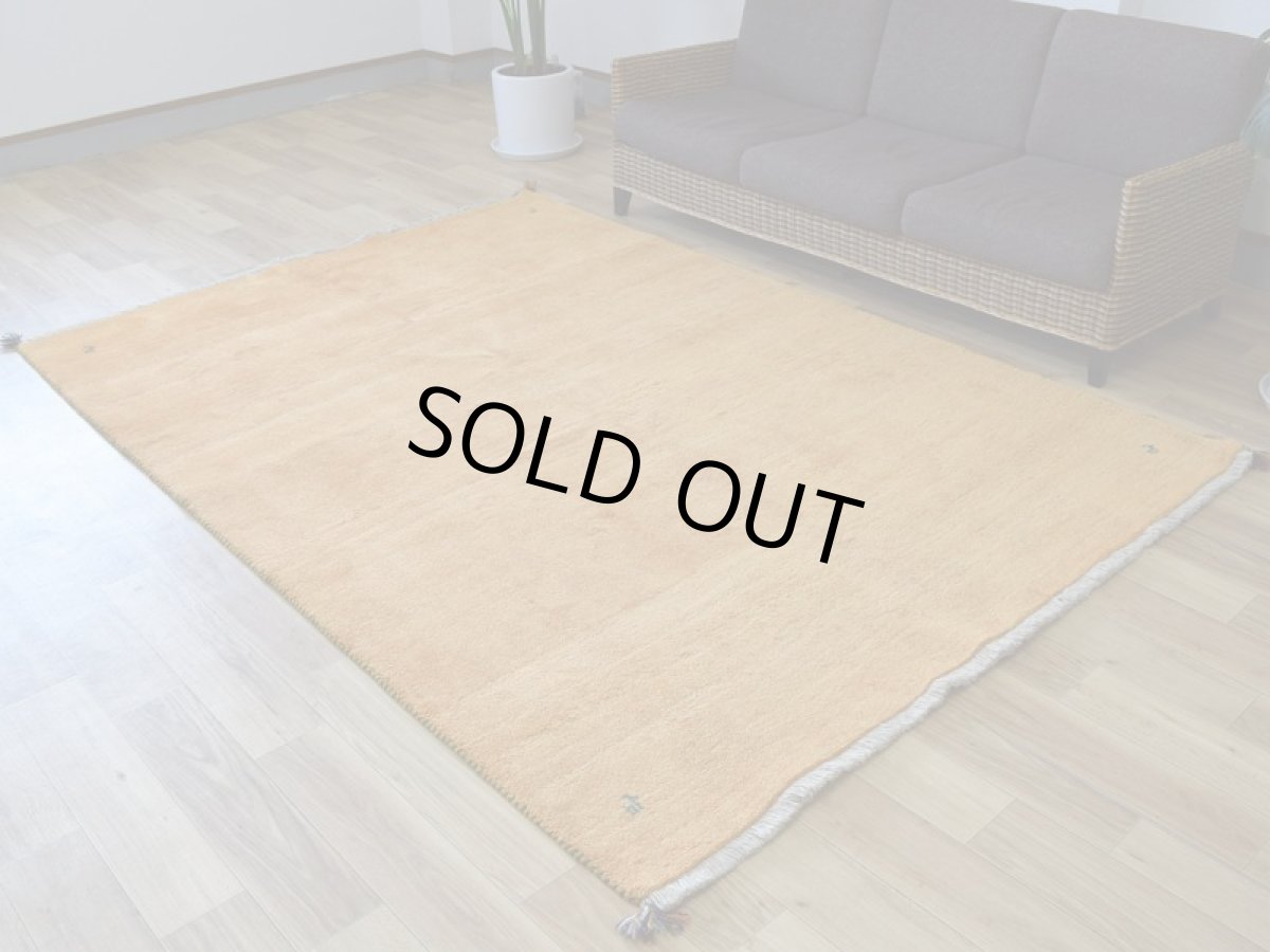 画像2: 新品 ペルシャ ギャッベ 縦2.5m 横1.8m 4.4㎡ 〜3帖 リビング ダイニング 2-3人掛けソファ サイズ 250 × 174 cm No.1476 天然 草木染 ウール ギャベ 手織り ハンドメイド ラグ 絨毯 カーペット リビングダイニングルームやベッドサイドに 黄色 レモンイエロー オレンジ 動物 柄 n-1476-250174s343-054 (2)