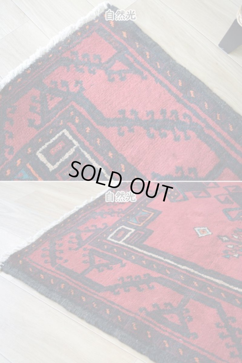 画像8: 良品 ペルシャ 部族絨毯 バルーチ 縦2.2m 横1.3m 3㎡ 2帖程度 リビング ダイニング 2-3人掛けソファ サイズ 215 x 130 cm No.R374 天然 ウール 手織り トライバル ラグ 敷物 マット カーペット 幾何学模様 ヴィンテージ ビンテージ  黒 ブラック 赤 レッド ベージュ b-r374-215130h021-651 (8)