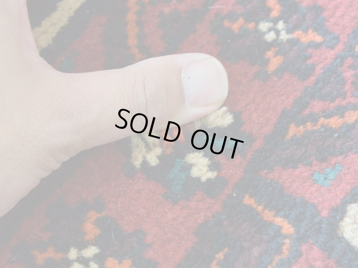 画像12: 良品 ペルシャ 部族絨毯 バルーチ 縦2.2m 横1.3m 3㎡ 2帖程度 リビング ダイニング 2-3人掛けソファ サイズ 215 x 130 cm No.R374 天然 ウール 手織り トライバル ラグ 敷物 マット カーペット 幾何学模様 ヴィンテージ ビンテージ  黒 ブラック 赤 レッド ベージュ b-r374-215130h021-651 (12)