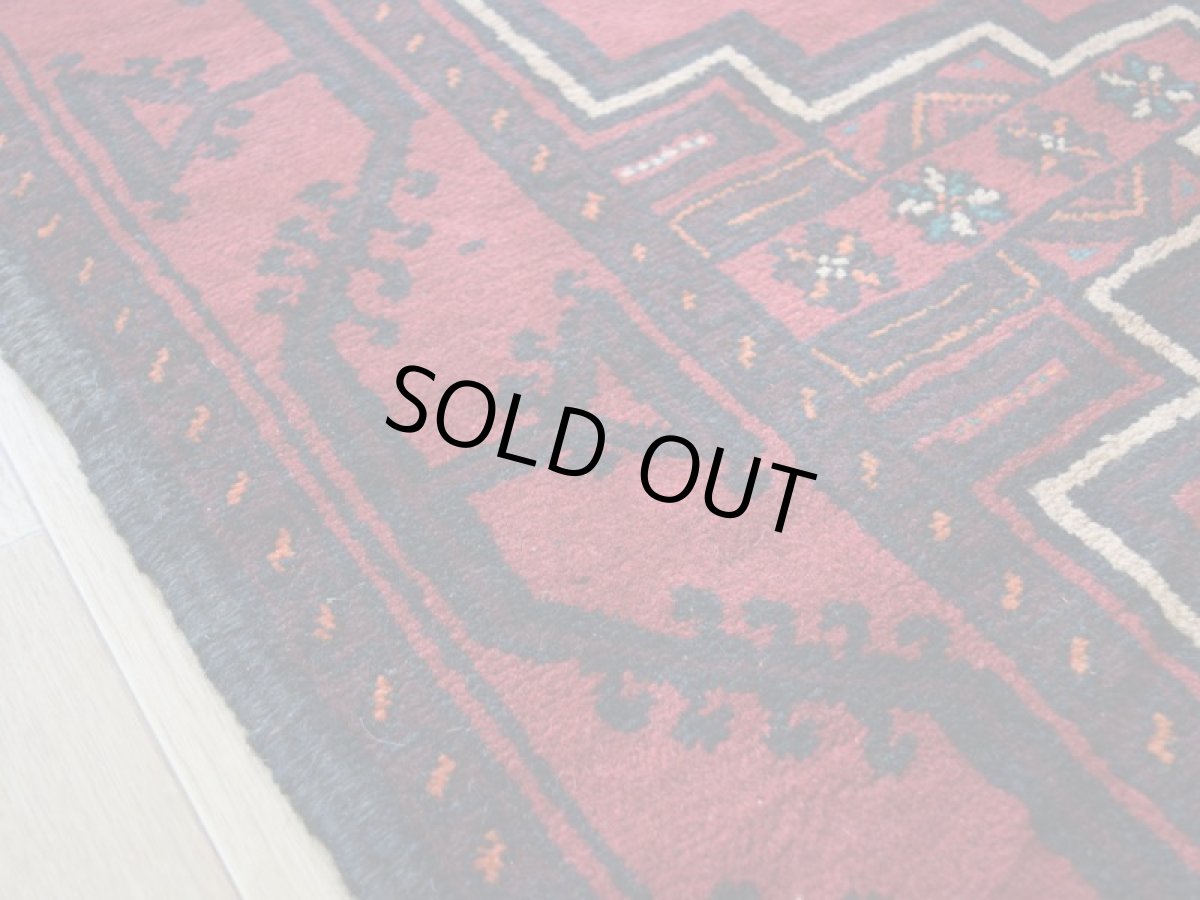 画像13: 良品 ペルシャ 部族絨毯 バルーチ 縦2.2m 横1.3m 3㎡ 2帖程度 リビング ダイニング 2-3人掛けソファ サイズ 215 x 130 cm No.R374 天然 ウール 手織り トライバル ラグ 敷物 マット カーペット 幾何学模様 ヴィンテージ ビンテージ  黒 ブラック 赤 レッド ベージュ b-r374-215130h021-651 (13)