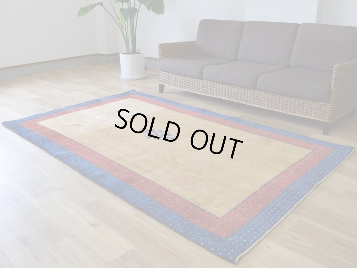 画像2: 新品 ペルシャ ギャッベ 縦2.3m 横1.4m 3㎡ 〜3帖程度 リビング ダイニング 2-3人掛けソファ サイズ 222 × 134 cm No.1486 肉厚 リーズバフト ウール 手織りギャベ  ハンドメイド ラグ 絨毯 カーペット リビングダイニングルームやベッドサイドに 赤 レッド 青 ブルー ゴールド からし色 N-1486-222134-S-136-028 (2)