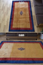画像3: 新品 ペルシャ ギャッベ 縦2.3m 横1.4m 3㎡ 〜3帖程度 リビング ダイニング 2-3人掛けソファ サイズ 222 × 134 cm No.1486 肉厚 リーズバフト ウール 手織りギャベ  ハンドメイド ラグ 絨毯 カーペット リビングダイニングルームやベッドサイドに 赤 レッド 青 ブルー ゴールド からし色 N-1486-222134-S-136-028 (3)