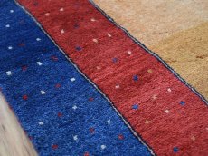 画像13: 新品 ペルシャ ギャッベ 縦2.3m 横1.4m 3㎡ 〜3帖程度 リビング ダイニング 2-3人掛けソファ サイズ 222 × 134 cm No.1486 肉厚 リーズバフト ウール 手織りギャベ  ハンドメイド ラグ 絨毯 カーペット リビングダイニングルームやベッドサイドに 赤 レッド 青 ブルー ゴールド からし色 N-1486-222134-S-136-028 (13)