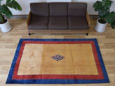 画像1: 新品 ペルシャ ギャッベ 縦2.3m 横1.4m 3㎡ 〜3帖程度 リビング ダイニング 2-3人掛けソファ サイズ 222 × 134 cm No.1486 肉厚 リーズバフト ウール 手織りギャベ  ハンドメイド ラグ 絨毯 カーペット リビングダイニングルームやベッドサイドに 赤 レッド 青 ブルー ゴールド からし色 N-1486-222134-S-136-028 (1)