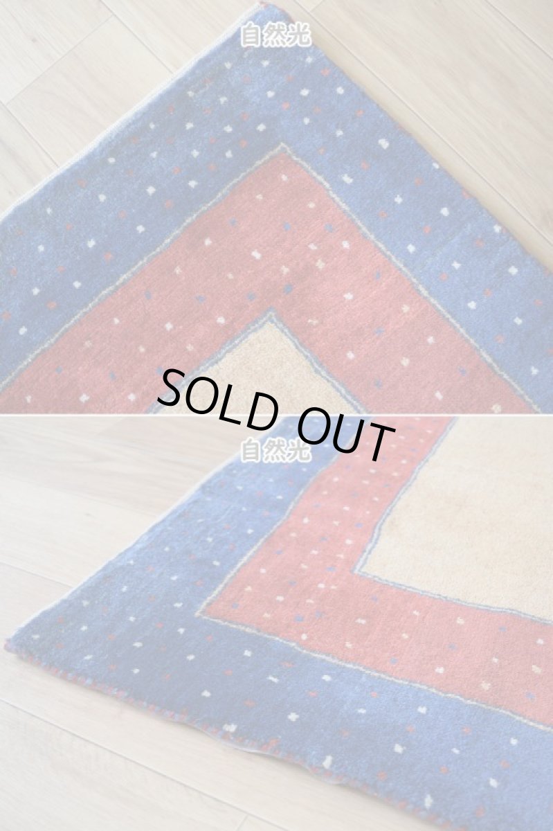 画像8: 新品 ペルシャ ギャッベ 縦2.3m 横1.4m 3㎡ 〜3帖程度 リビング ダイニング 2-3人掛けソファ サイズ 222 × 134 cm No.1486 肉厚 リーズバフト ウール 手織りギャベ  ハンドメイド ラグ 絨毯 カーペット リビングダイニングルームやベッドサイドに 赤 レッド 青 ブルー ゴールド からし色 N-1486-222134-S-136-028 (8)