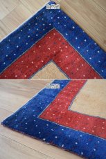 画像8: 新品 ペルシャ ギャッベ 縦2.3m 横1.4m 3㎡ 〜3帖程度 リビング ダイニング 2-3人掛けソファ サイズ 222 × 134 cm No.1486 肉厚 リーズバフト ウール 手織りギャベ  ハンドメイド ラグ 絨毯 カーペット リビングダイニングルームやベッドサイドに 赤 レッド 青 ブルー ゴールド からし色 N-1486-222134-S-136-028 (8)