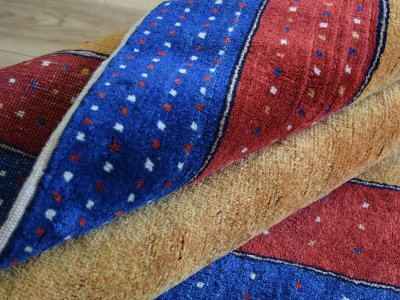 画像2: 新品 ペルシャ ギャッベ 縦2.3m 横1.4m 3㎡ 〜3帖程度 リビング ダイニング 2-3人掛けソファ サイズ 222 × 134 cm No.1486 肉厚 リーズバフト ウール 手織りギャベ  ハンドメイド ラグ 絨毯 カーペット リビングダイニングルームやベッドサイドに 赤 レッド 青 ブルー ゴールド からし色 N-1486-222134-S-136-028