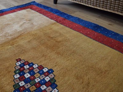 画像1: 新品 ペルシャ ギャッベ 縦2.3m 横1.4m 3㎡ 〜3帖程度 リビング ダイニング 2-3人掛けソファ サイズ 222 × 134 cm No.1486 肉厚 リーズバフト ウール 手織りギャベ  ハンドメイド ラグ 絨毯 カーペット リビングダイニングルームやベッドサイドに 赤 レッド 青 ブルー ゴールド からし色 N-1486-222134-S-136-028