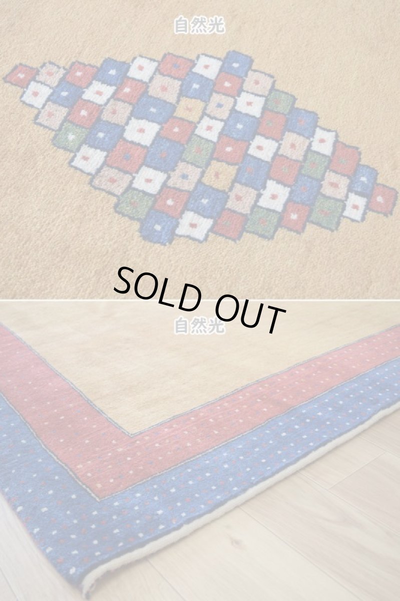 画像9: 新品 ペルシャ ギャッベ 縦2.3m 横1.4m 3㎡ 〜3帖程度 リビング ダイニング 2-3人掛けソファ サイズ 222 × 134 cm No.1486 肉厚 リーズバフト ウール 手織りギャベ  ハンドメイド ラグ 絨毯 カーペット リビングダイニングルームやベッドサイドに 赤 レッド 青 ブルー ゴールド からし色 N-1486-222134-S-136-028 (9)