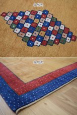 画像9: 新品 ペルシャ ギャッベ 縦2.3m 横1.4m 3㎡ 〜3帖程度 リビング ダイニング 2-3人掛けソファ サイズ 222 × 134 cm No.1486 肉厚 リーズバフト ウール 手織りギャベ  ハンドメイド ラグ 絨毯 カーペット リビングダイニングルームやベッドサイドに 赤 レッド 青 ブルー ゴールド からし色 N-1486-222134-S-136-028 (9)