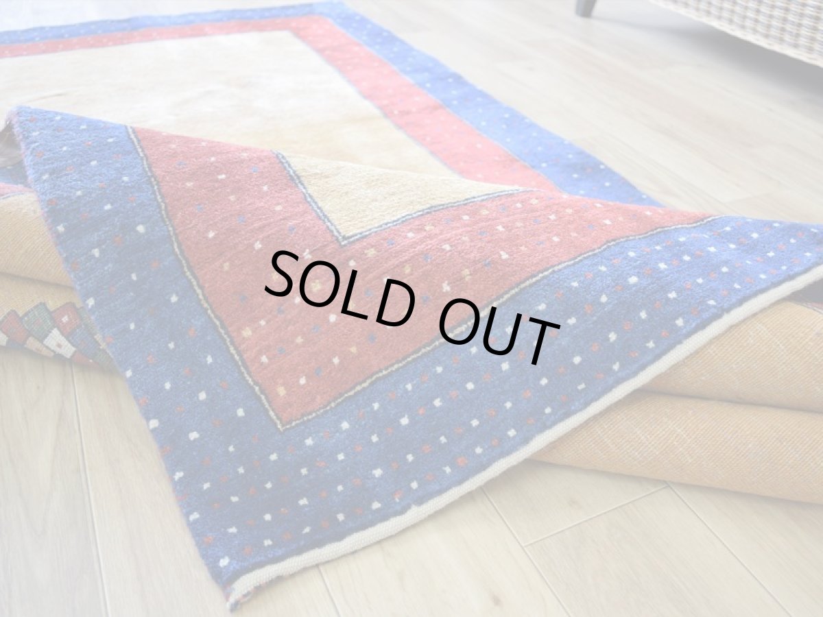 画像15: 新品 ペルシャ ギャッベ 縦2.3m 横1.4m 3㎡ 〜3帖程度 リビング ダイニング 2-3人掛けソファ サイズ 222 × 134 cm No.1486 肉厚 リーズバフト ウール 手織りギャベ  ハンドメイド ラグ 絨毯 カーペット リビングダイニングルームやベッドサイドに 赤 レッド 青 ブルー ゴールド からし色 N-1486-222134-S-136-028 (15)
