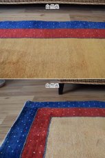 画像6: 新品 ペルシャ ギャッベ 縦2.3m 横1.4m 3㎡ 〜3帖程度 リビング ダイニング 2-3人掛けソファ サイズ 222 × 134 cm No.1486 肉厚 リーズバフト ウール 手織りギャベ  ハンドメイド ラグ 絨毯 カーペット リビングダイニングルームやベッドサイドに 赤 レッド 青 ブルー ゴールド からし色 N-1486-222134-S-136-028 (6)