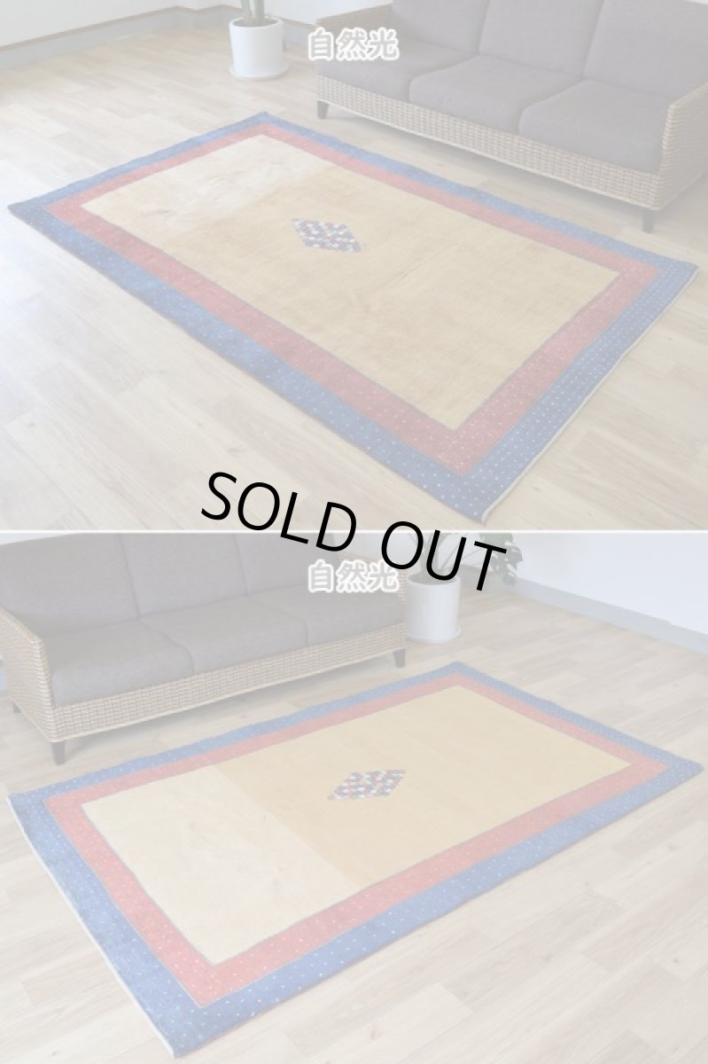 画像4: 新品 ペルシャ ギャッベ 縦2.3m 横1.4m 3㎡ 〜3帖程度 リビング ダイニング 2-3人掛けソファ サイズ 222 × 134 cm No.1486 肉厚 リーズバフト ウール 手織りギャベ  ハンドメイド ラグ 絨毯 カーペット リビングダイニングルームやベッドサイドに 赤 レッド 青 ブルー ゴールド からし色 N-1486-222134-S-136-028 (4)