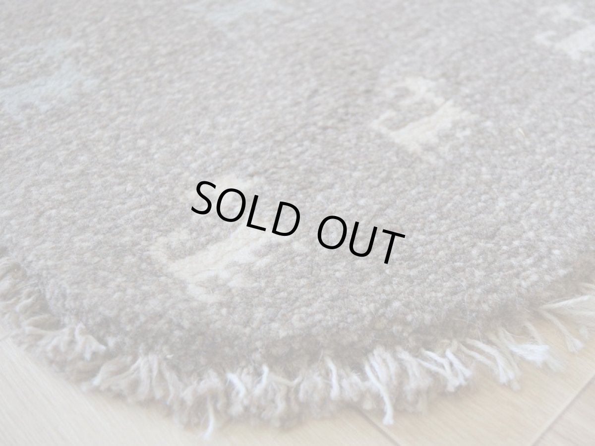 画像13: 新品 ペルシャ ギャッベ 足元マット 玄関マット ミニ サイズ 58 × 32 cm No.1323 小判型 楕円形 肉厚 天然 草木染 ウール ギャベ 手織り ハンドメイド ラグ 絨毯 カーペット グレー ベージュ 原毛系 青 水色 生成り 動物 鹿 柄 n-1323-5832h41-91 (13)