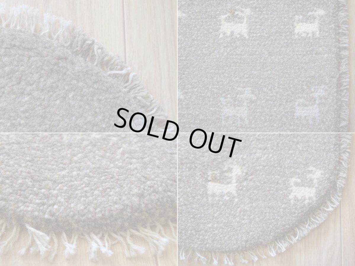 画像18: 新品 ペルシャ ギャッベ 足元マット 玄関マット ミニ サイズ 58 × 32 cm No.1323 小判型 楕円形 肉厚 天然 草木染 ウール ギャベ 手織り ハンドメイド ラグ 絨毯 カーペット グレー ベージュ 原毛系 青 水色 生成り 動物 鹿 柄 n-1323-5832h41-91 (18)