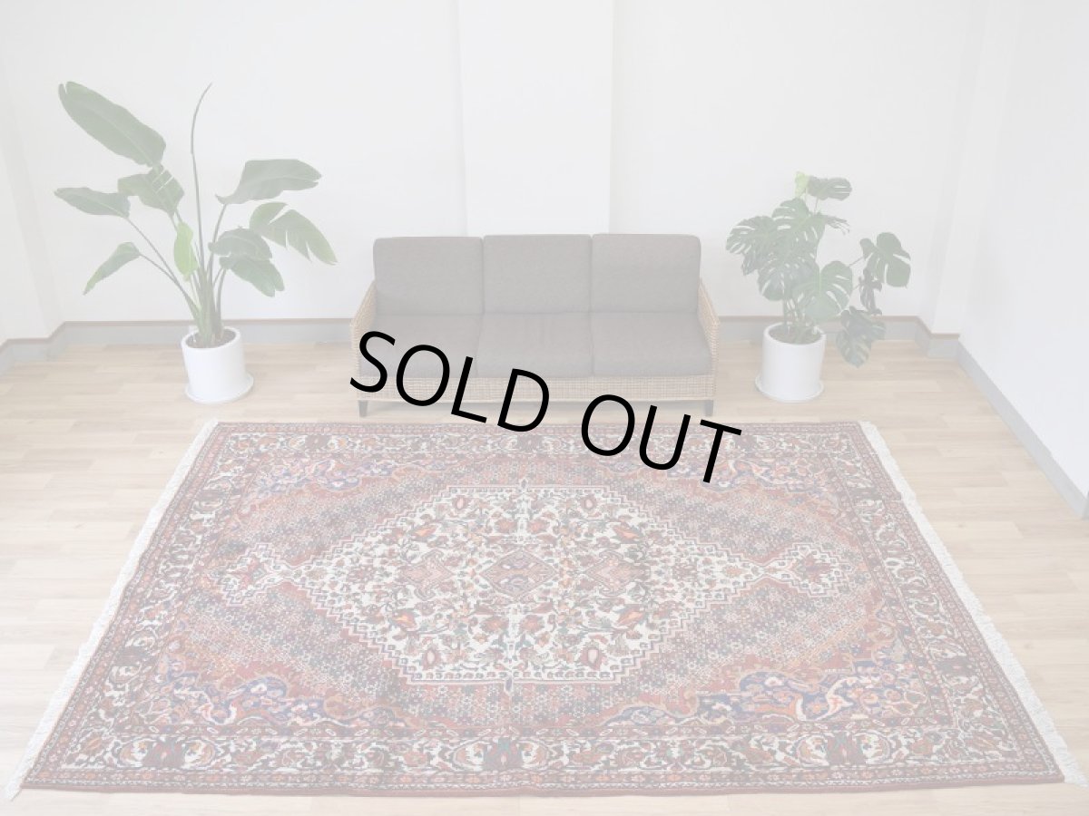 画像2: 良品 ペルシャ 絨毯 バクティヤリ 縦3.2m 横2.3m 7.3㎡ 〜6帖 リビング ダイニング 3人掛けソファ コーナーソファ 大判 サイズ 320 x 228 cm No.R106 肉厚 天然 草木染 ウール 手織り トライバル ラグ 敷物 マット カーペット メダリオン ゴルミナ ゴルミナイ 花柄 ヴィンテージ ビンテージ バクティアリ バフティヤリ b-r106-320228h024-264-055 (2)