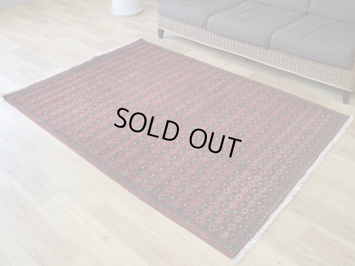 画像2: 良品 ペルシャ 部族絨毯 バルーチ 縦2m 横1.3m 2.6㎡ 2帖程度 リビング ダイニング 2-3人掛けソファ サイズ 195 x 130 cm No.R232 天然 ウール 手織り トライバル ラグ 敷物 マット カーペット 幾何学模様 ヴィンテージ ビンテージ 赤 レッド 花柄 総柄 b-r232-195130h001-031 (2)