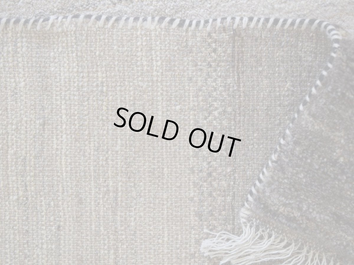 画像16: 新品 ペルシャ ギャッベ 縦2m 横1.5m 3㎡ 〜2帖 リビング ダイニング 2-3人掛けソファ サイズ 200 × 150 cm No.P396 肉厚 天然 ウール ギャベ 手織り ハンドメイド ラグ 絨毯 カーペット リビングダイニングルームやベッドサイドに 生成り ベージュ 茶 グレー 原毛系 グラデーション n-p396-200150s092p (16)