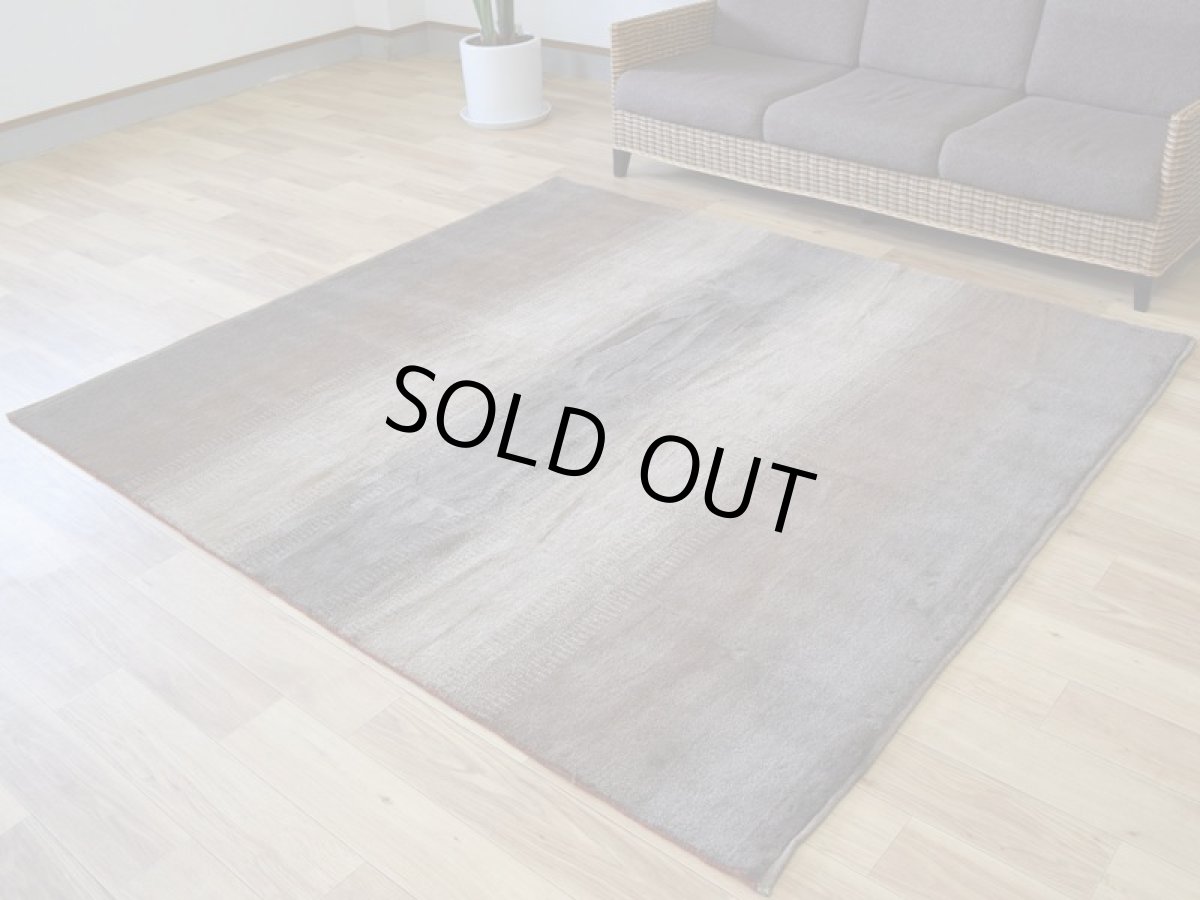 画像2: 新品 ペルシャ ギャッベ 縦2m 横2m 4㎡ 〜4.5帖 リビング ダイニング 2-3人掛けソファ 正方形 スクエア サイズ 205 × 190 cm No.1445 天然 肉厚 ウール ギャベ 手織り ハンドメイド ラグ 絨毯 カーペット ベージュ ブラウン グレー グラデーション ボーダー リビングダイニングルームやベッドサイドに N-1445-205190-S-032-003 (2)